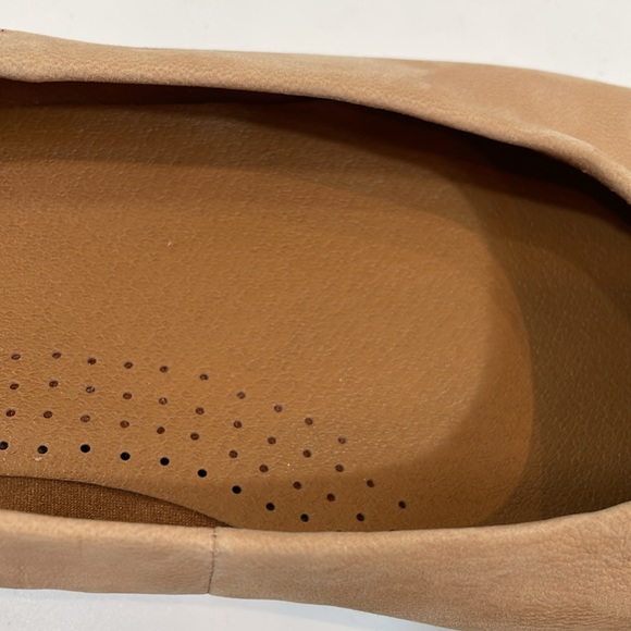 Caslon Nordstrom Flats Size 8.5 Tan Leather Snake Embossed Heel NWOT - Picture 9 of 10